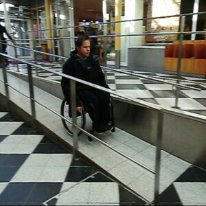 Åka ner för en inomhus ramp med rullstol
